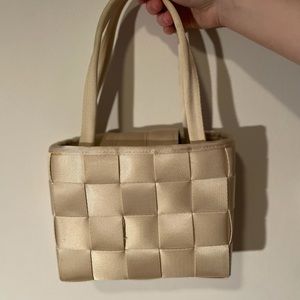 Cute purse. Pearl color straw. Chic lining.